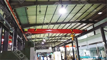 （6米鋼結構廠(chǎng)房-50W工礦燈）蔚藍模具新廠(chǎng)安裝節能燈具